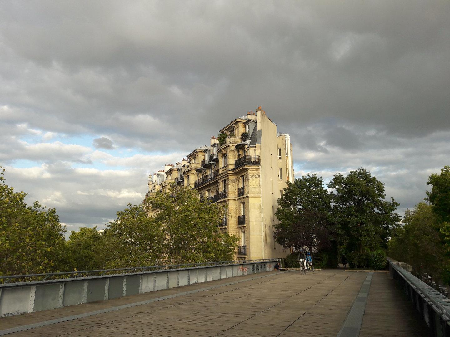 Bâtiment depuis une passerelle de la coulée verte, l'impression d'être au milieu de la forêt.